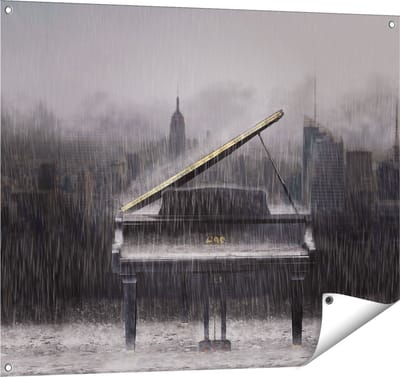 Gards Tuinposter Piano in de Regen voor een Stad - 100x80 cm - Tuindoek - Tuindecoratie - Wanddecoratie buiten - Tuinschilderij