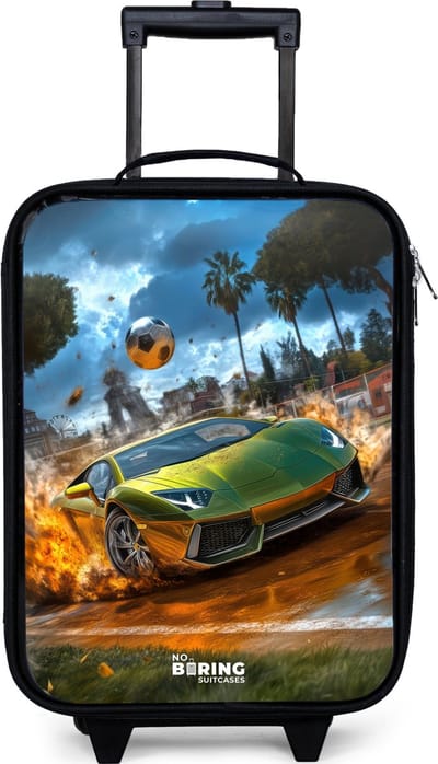 NoBoringSuitcases.com® - Kinderkoffer jongen - Kindertrolley meisje - Sportauto knalt door voetbalveld met bal - Koffer kind lichtgewicht - Reiskoffer trolley voor kinderen - Koffertje met lichtgevende wieltjes - Rolkoffer zwart