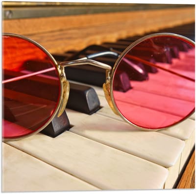 Acrylglas - Roze Bril op Piano - 50x50cm Foto op Acrylglas (Wanddecoratie op Acrylglas)