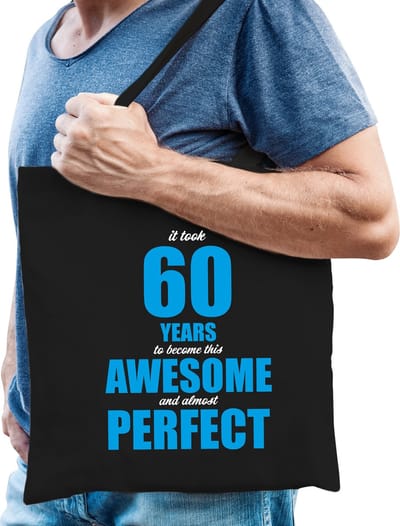 It took 60 years to become this awesome cadeau tasje zwart voor heren - 60 jaar verjaardag kado tasje