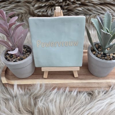 Robuust Wenstegeltje Powervrouw – 10x10 cm – Stoer Cadeau voor Vrouwen – Inspirerende Wanddecoratie – Cadeau voor Vrouwen met Power – Decoratief Tegeltje met Standaard – Cadeau Idee