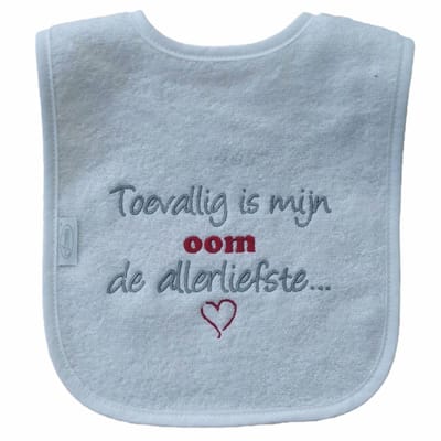 Witte slab met "Toevallig is mijn oom de allerliefste"