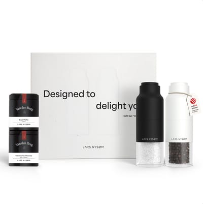 LARS NYSØM Zout- en Pepermolen Geschenkset Omvendt - 2 Handmatige Keramische Molens met 2 Kruidenpotjes (Zout & Peper) van Van den Berg - Ideaal Cadeau in Elegante Geschenkdoos (Carbon Black / Pure White)