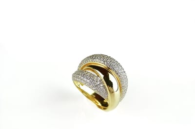 Brede ring in zilver geelgoud verguld gezet met cubic zirkonia