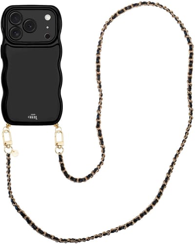 xoxo Wildhearts Glossy Wavy Cord Case Black - Geschikt voor iPhone 17 Pro Max - Classic Chain - Lang koord - Glimmend telefoonhoesje met golven - Hoesje met koord - Zwart met gouden ketting - Telefoonkoord - Lange variant koord