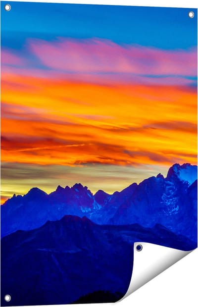 Gards Tuinposter Oranje Zonsondergang in de Bergen - 60x80 cm - Tuindoek - Tuindecoratie - Wanddecoratie buiten - Tuinschilderij