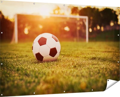 Gards Tuinposter Voetbal met Goal tijdens Zonsondergang - 180x120 cm - Tuindoek - Tuindecoratie - Wanddecoratie buiten - Tuinschilderij