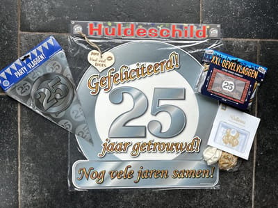 Creaties van Hier - Versierpakket met houten hartje - Ballonnen-Gevelvlag-Schild-Vlaggetjes - 25 jaar getrouwd