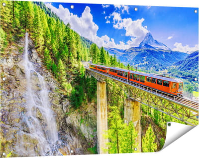 Gards Tuinposter Trein op een Brug bij een Waterval in Zwitserland - 120x80 cm - Tuindoek - Tuindecoratie - Wanddecoratie buiten - Tuinschilderij