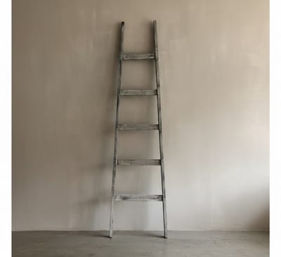 Taupe 'old look' decoratieladder - hoge tree