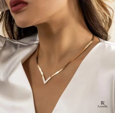 Leerella Goudkleurige-Wit RVS Ketting met V-Vormige Hanger - Verstelbaar en Duurzaam Dames Sieraad in Meerdere Kleuren