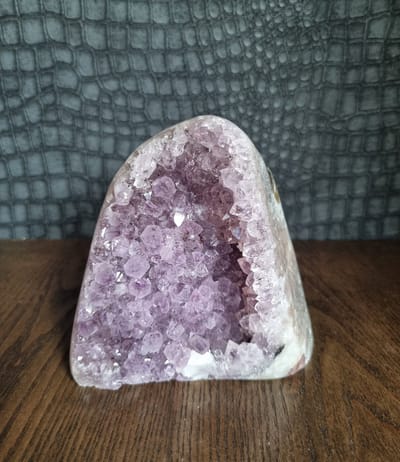 ThaleiaDesign - Amethist op standvlak - Edelstenen en Mineralen - Kristallen - Spiritualiteit - Woondecoratie