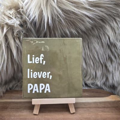 Robuust Wenstegeltje “Lief, Liever, Papa” – Lief Cadeau tegeltje – Trendy nu – Vaderdag – Papa – Familie – Gezin – Zomaar – Cadeau – Incl standaard - Ingepakt cadeauverpakking - Cadeau tip