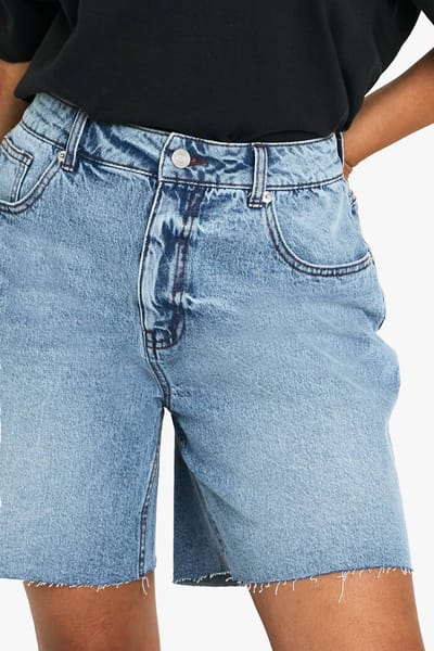 boohoo Dames Petite Bermuda Denim Short | Acid Wash Gebleekt Lichtblauw | Maat: 40