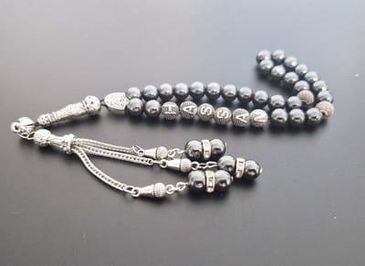 Handgemaakte naam tasbih 33 Kralen Natuursteen “Hematiet ” - met metaal tassel “1"- Met je naam of de naam van uw geliefde- 8 mm diameter van de korrel