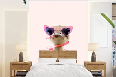 Behang - Fotobehang - 165x220 cm - Struisvogel - Zonnebril - Roze - Dieren - Dieren behang