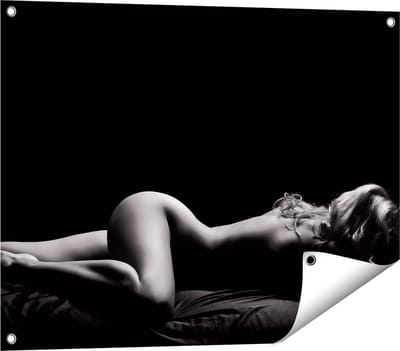 Gards Tuinposter Vrouw Naakt in Bed - Erotiek - Zwart Wit - 80x60 cm - Tuindoek - Tuindecoratie - Wanddecoratie buiten - Tuinschilderij