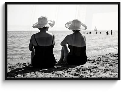 Poster in lijst - Fotolijst 120x80 cm - Posters - Vrouwen - Zonnehoed - Strand - Zwart - Wit - Posterlijst zwart - Decoratie - Wanddecoratie woonkamer - Muurdecoratie slaapkamer