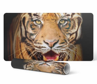 Decoratieve gaming bureauonderlegger met tijgerprint - close-up van de snuit 90x45 cm