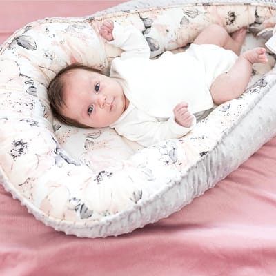 Warm babybed bumper 90 x 50 cm - knuffelnest newborn wiegbeschermer winter / herfst cocoon babynest wilde roos + lichtgrijze minky + tas