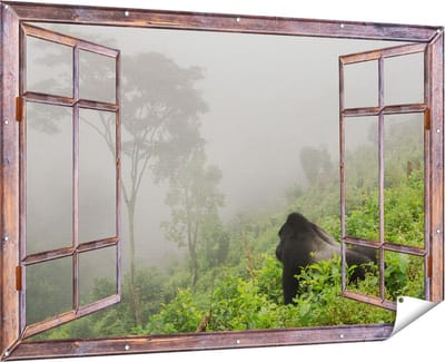 Gards Tuinposter Doorkijk Gorilla in het Woud tijdens de Mist - 180x120 cm - Tuindoek - Tuindecoratie - Wanddecoratie buiten - Tuinschilderij
