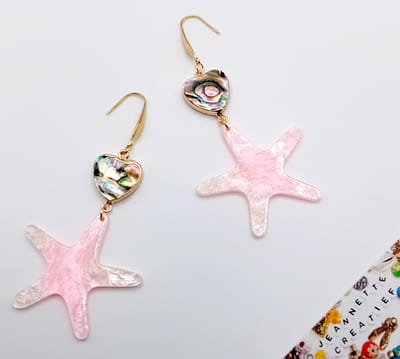 Jeannette-Creatief® - Resin - Oorbellen Zeesterren Roze Hart Schelp - Oorbellen - Roze Oorbellen - Strandsieraden - Ibiza Chic - Dames Oorbellen - Poederroze Oorbellen - Poederroze - Valentijn