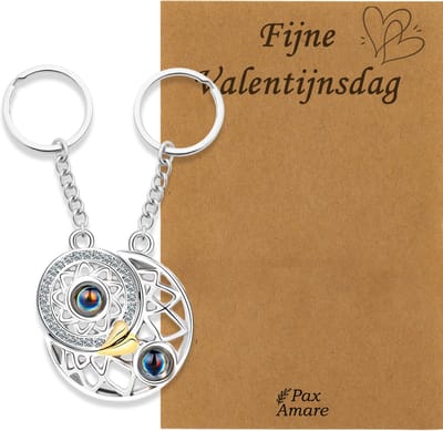 Koppel Sleutelhanger voor 2 'Fijne Valentijnsdag' - Rondjes ILY IN 100 TALEN - Sleutelhanger set op Cadeau Kaartje - Zilverkleurig - Vriendschap of Relatie Symbool - Pax Amare
