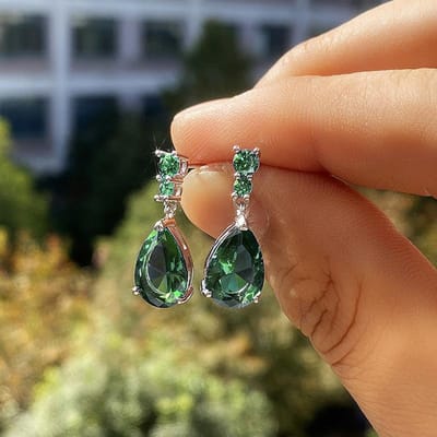 Boucles d'oreilles pendantes Huitan 2022 Tendance Zirconium Cubique Coloré pour Femmes Luxe Mode Polyvalentes Boucles d'oreilles pour Dame Bijoux de Mariage beige