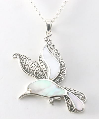 Zilveren kolibrie hanger met parelmoer aan ketting