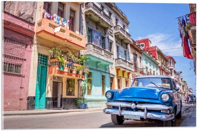 Acrylglas - Blauwe Auto in Straat in Cuba - 60x40cm Foto op Acrylglas (Met Ophangsysteem)