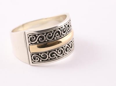 Traditionele bewerkte zilveren ring met 18k gouden band - maat 18