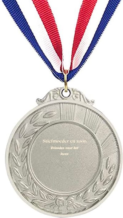 Akyol - stiefmoeder & zoon vrienden voor het leven medaille zilverkleuring - Moeder - mama/moeder cadeau - stiefmoeder - leuk cadeau voor je stiefmoeder om te geven