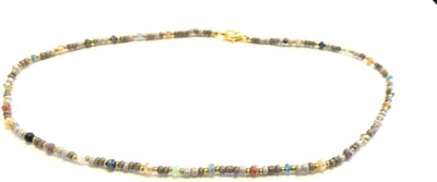 Korte ketting grijs en goud met edelsteentjes