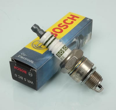 Bougie d'allumage Bosch pour Scooter Peugeot 50 St Rapido 1996 Neuf