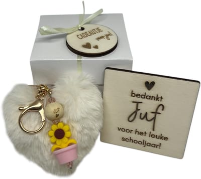 Cadeaudoosje Juf | BEIGE | hartje | pompom | liefste juf | einde schooljaar | kleine attentie | de liefste ben jij | topper | cadeau