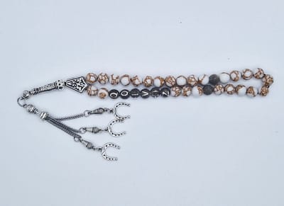 Handgemaakte naam tasbih 33 Kralen Natuursteen “Wit howliet gesponnen goud” - met metaal tassel “Hoefijzer"- Met je naam of de naam van uw geliefde- 8 mm diameter van de korrel
