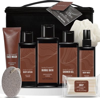 Body & Earth - Cadeau voor Man Verjaardag - Geschenkset Mannen Sandalwood - Cadeauset in Toilettas - Stoer Cadeaupakket Heren Wellness bath - Cadeau Pakket voor Hem - Verwenpakket Mannen, vriend, papa, broer, vader - Wellness dag cadeautje