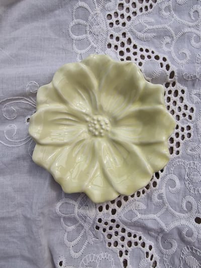 Bordje Cosmea - Geel - Yellow - Bloom - Bloemenbordje - Bloemen Schaaltje - Sieraden Schaaltje - Petit Four Bordje - Theezakjes Schaaltje - Flower