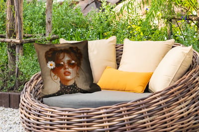 Buitenkussen - Vrouw - Beige - Bloem - Modern - Portret - 45x45 cm - Weerbestendig