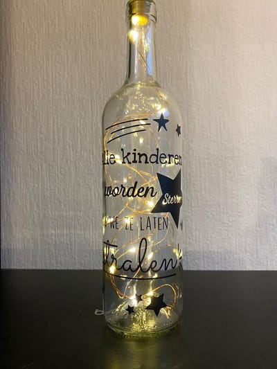 Hip met Pit Creaties - Lichtfles "Alle Kinderen Worden Sterren Als We Ze Laten Stralen" - 20 LED Lampjes - Inspirerend Cadeau - Sfeerverlichting - Batterij