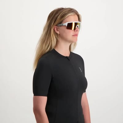 BBB Cycling Fietsbril Heren en Dames Fuse - Fiets Zonnebril met Grote Torische Lens voor 100% UV Bescherming - Anti Condens Sportbril met 3 Lichtgewicht Lenzen en Brillenkoker - Mat Zwart Smoke - BSG-65