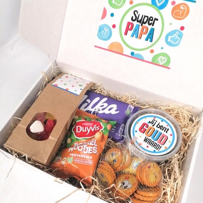 Vaderdag Cadeaupakket "Super Papa" - Cadeaubox voor Mannen - Snoep, Chocolade, Drop & Borrelnootjes - Origineel Cadeau voor Vader