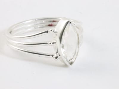 Opengewerkte zilveren ring met bergkristal - maat 16