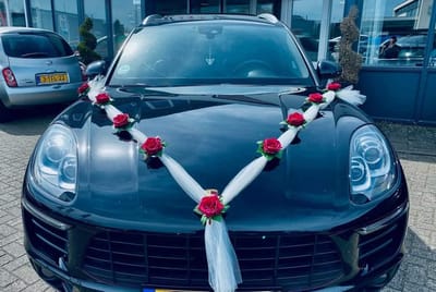 XOLA Trouwauto Versiering Donker Rode Rozen met Tule Linten - Bruidsauto Decoratie Slingers - Huwelijk Bruiloft Versiering - Autoversiering - Bloemen voor op de Motorkap - Rozen met Tule Linten - Autodecoratie AUTODECO.NL