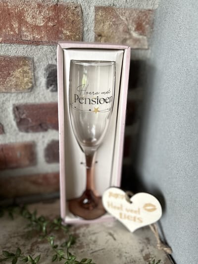 Creaties van Hier - Cadeau pakket Champagne glas met de tekst Pensioen met houten hartje - 21 x 8,2 cm - Glas