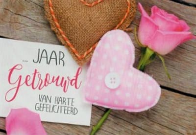 … jaar getrouwd! Van harte gefeliciteerd! Een bijzondere kaart met diverse hartjes en een roze roos. Leuk om zo te geven of om bij een cadeau te voegen. Een dubbele wenskaart inclusief envelop en in folie verpakt.