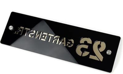 Huisnummerbord gepersonaliseerd – rechthoekig deurbordje met straatnaam & nummer – acryl zwart & goud – modern design incl. afstandhouders – weerbestendig naambordje voor buiten