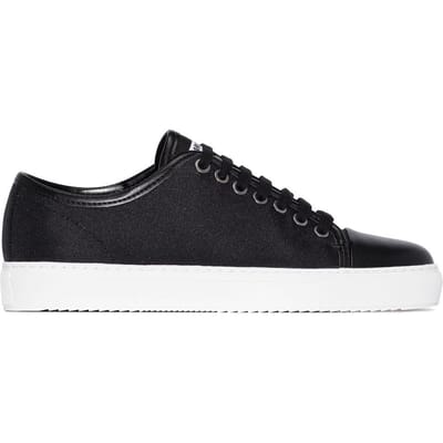Duurzame sneakers met neuskap