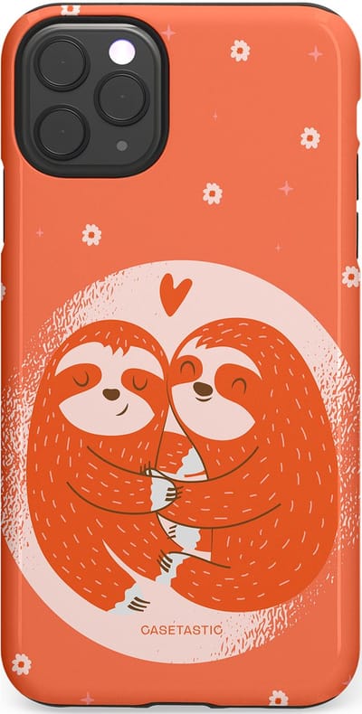 Casetastic Hoesje Geschikt voor Apple iPhone 11 Pro Max - Stijlvolle Beschermende Duo-layer Case - Oranje Pastel Roze Liefdes Koppel Luiaard