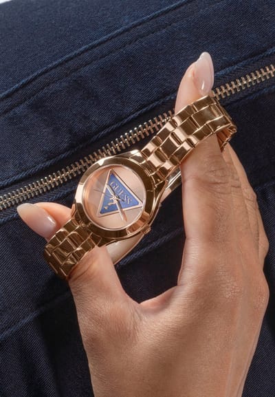 Guess Tri Plaque Kwarts Analoog Horloge Roségouden Kast: 100% Gerecycled Staal | Armband: 100% Roestvrij Staal 34 mm GW0675L3